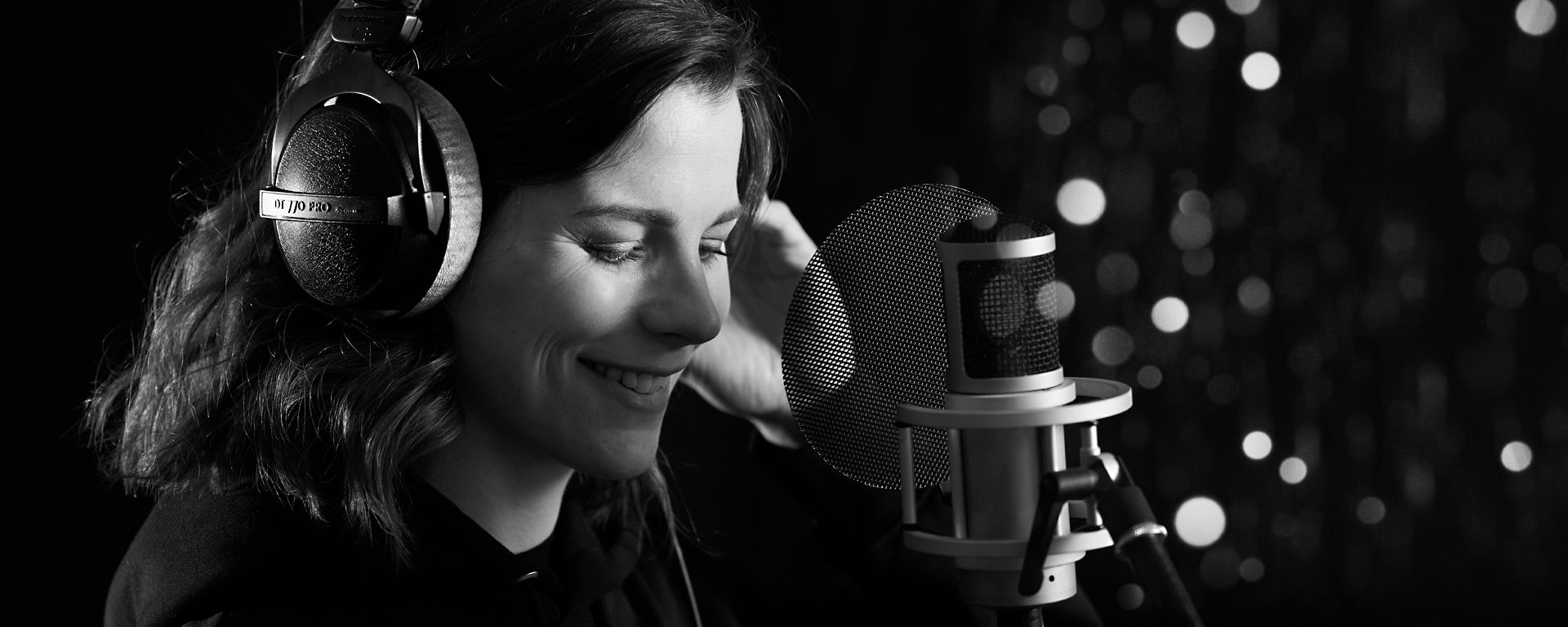Sprecher:in im Studio