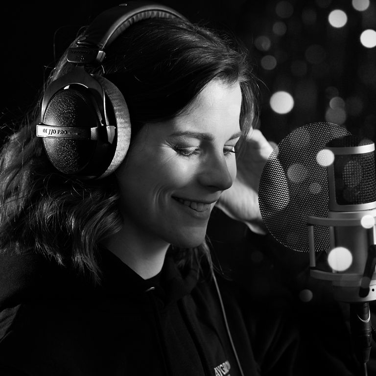 Sprecher:in im Studio